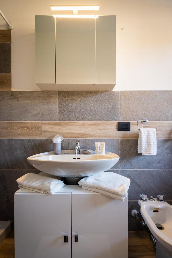 Blue Wave Apartment Arona - Lago Maggiore المظهر الخارجي الصورة